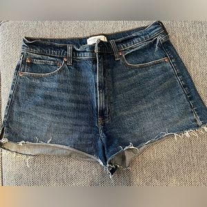Women’s Abercrombie & Fitch The Mom Short High Rise denim shorts size 30 / 10